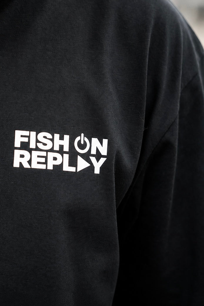 Detalle del logotipo Fish On Replay estampado en el pecho de la camiseta Pez Gallo.