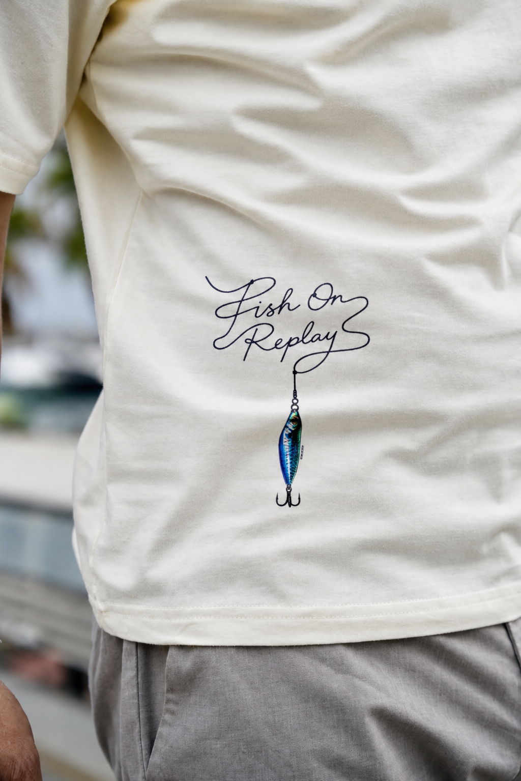 Detalle del estampado inferior de la camiseta Hamachi Fish On Replay.