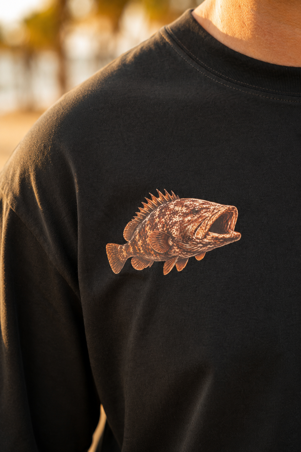 Detalle del estampado superior de la camiseta Grouper Fish On Replay.