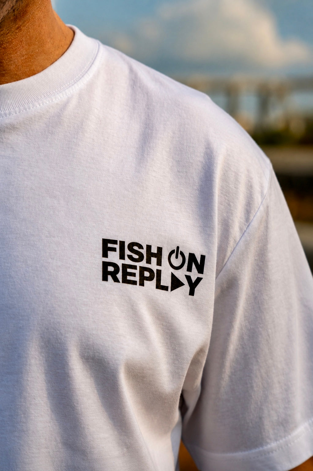 Detalle del logotipo Fish On Replay estampado en el pecho de la camiseta Anchor Soul.