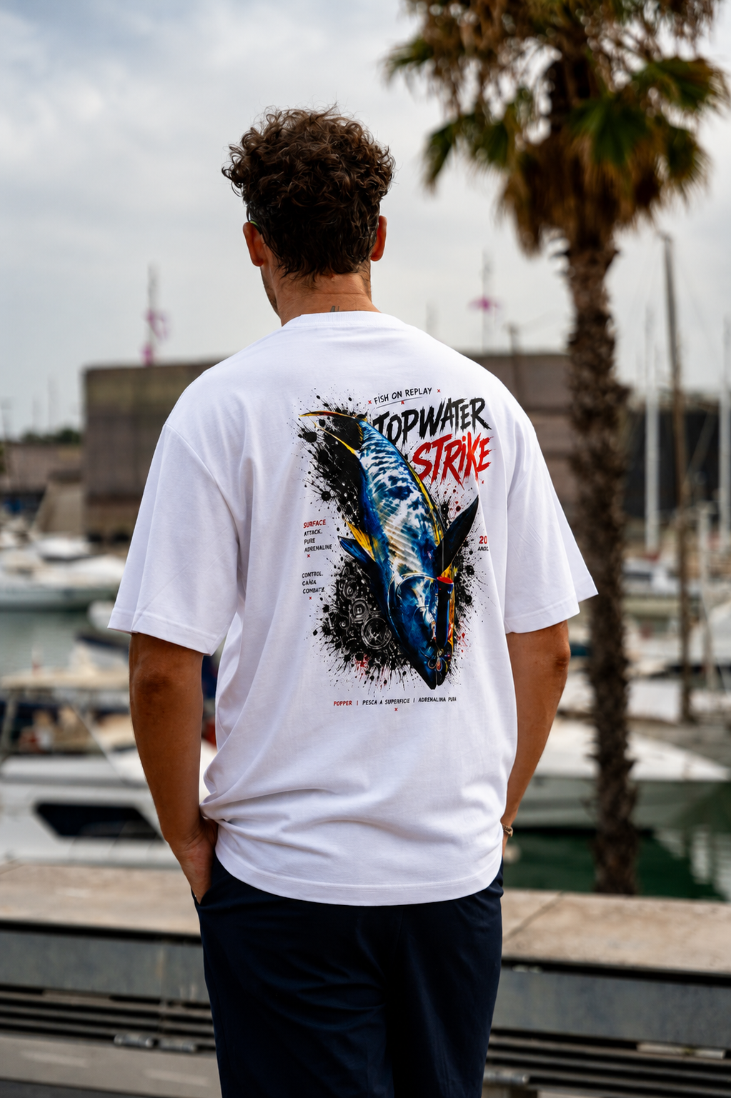 Modelo vistiendo la camiseta Topwater Strike con ilustración de atún.