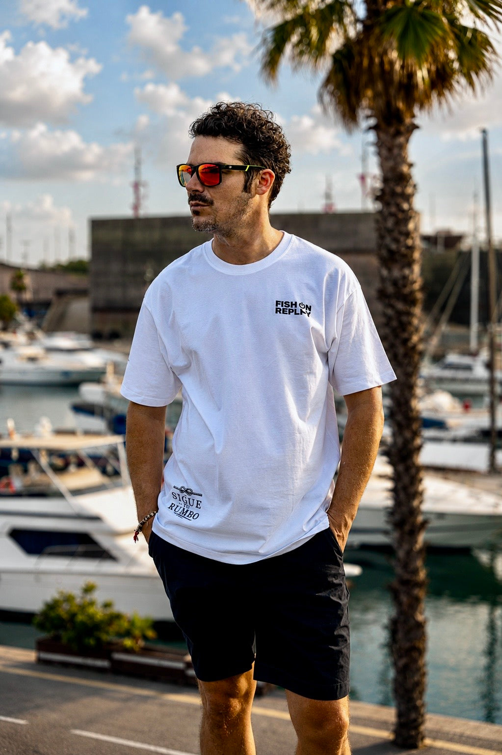 Modelo vistiendo la camiseta Anchor Soul Fish On Replay color negro.