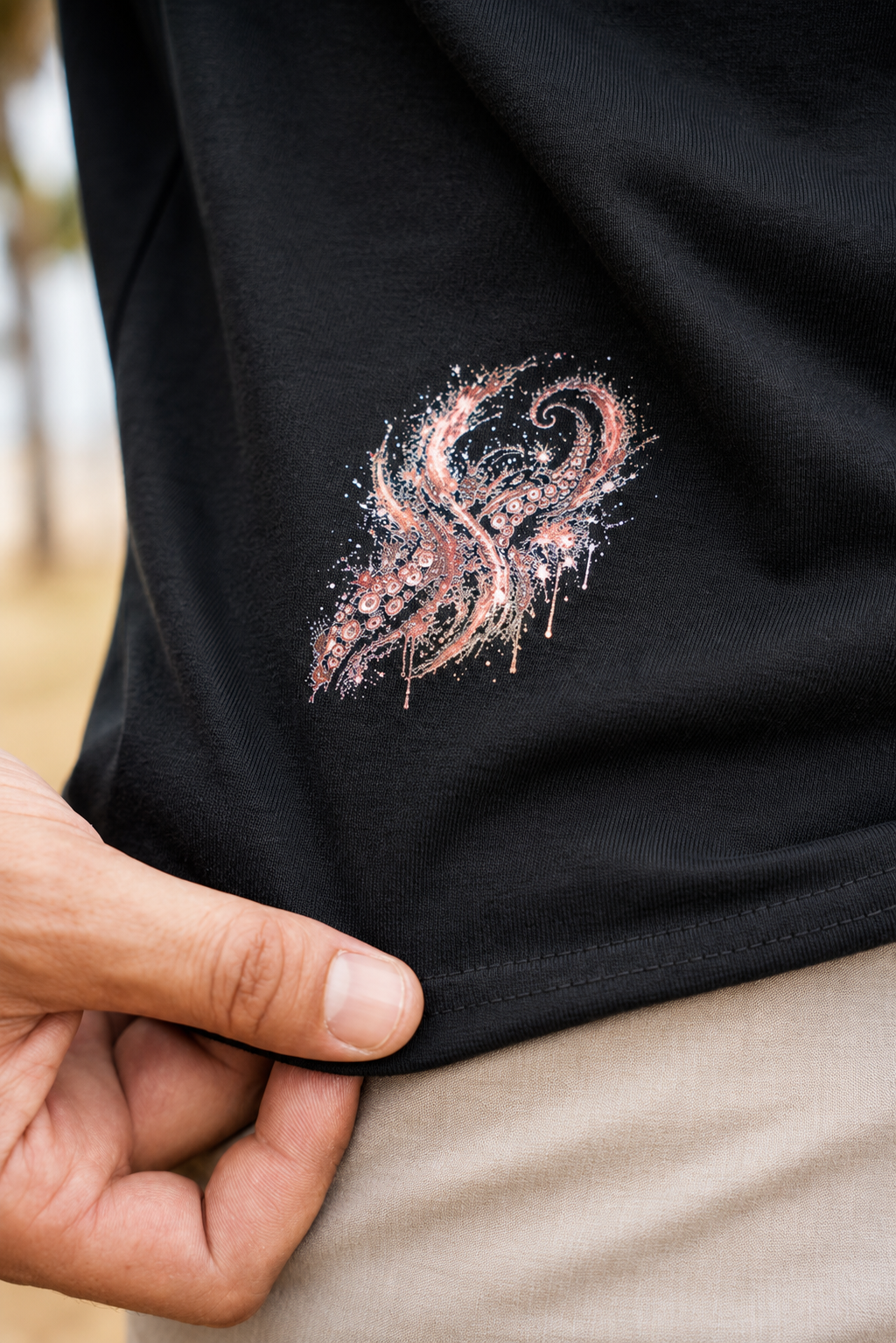 Detalle del estampado inferior de la camiseta Squid Game de Fish On Replay.