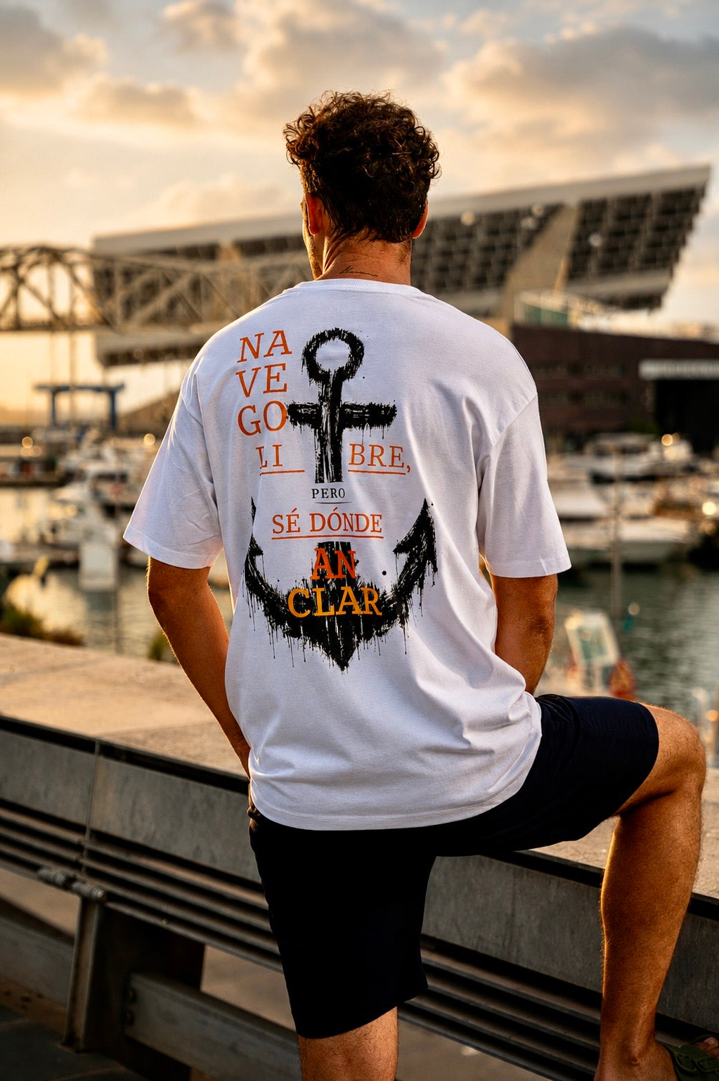 Modelo al atardecer vistiendo la camiseta Anchor Soul con ilustración de ancla.