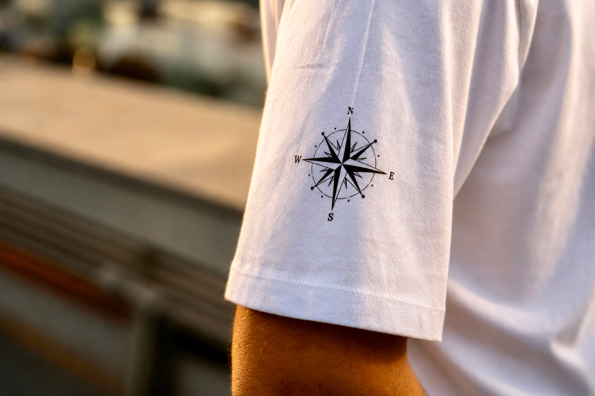 Diseño exclusivo en la manga de la camiseta Anchor Soul Fish On Replay.