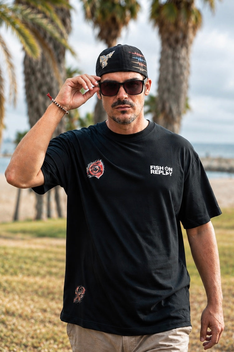 Modelo vistiendo la camiseta Squid Game Fish On Replay color negro.