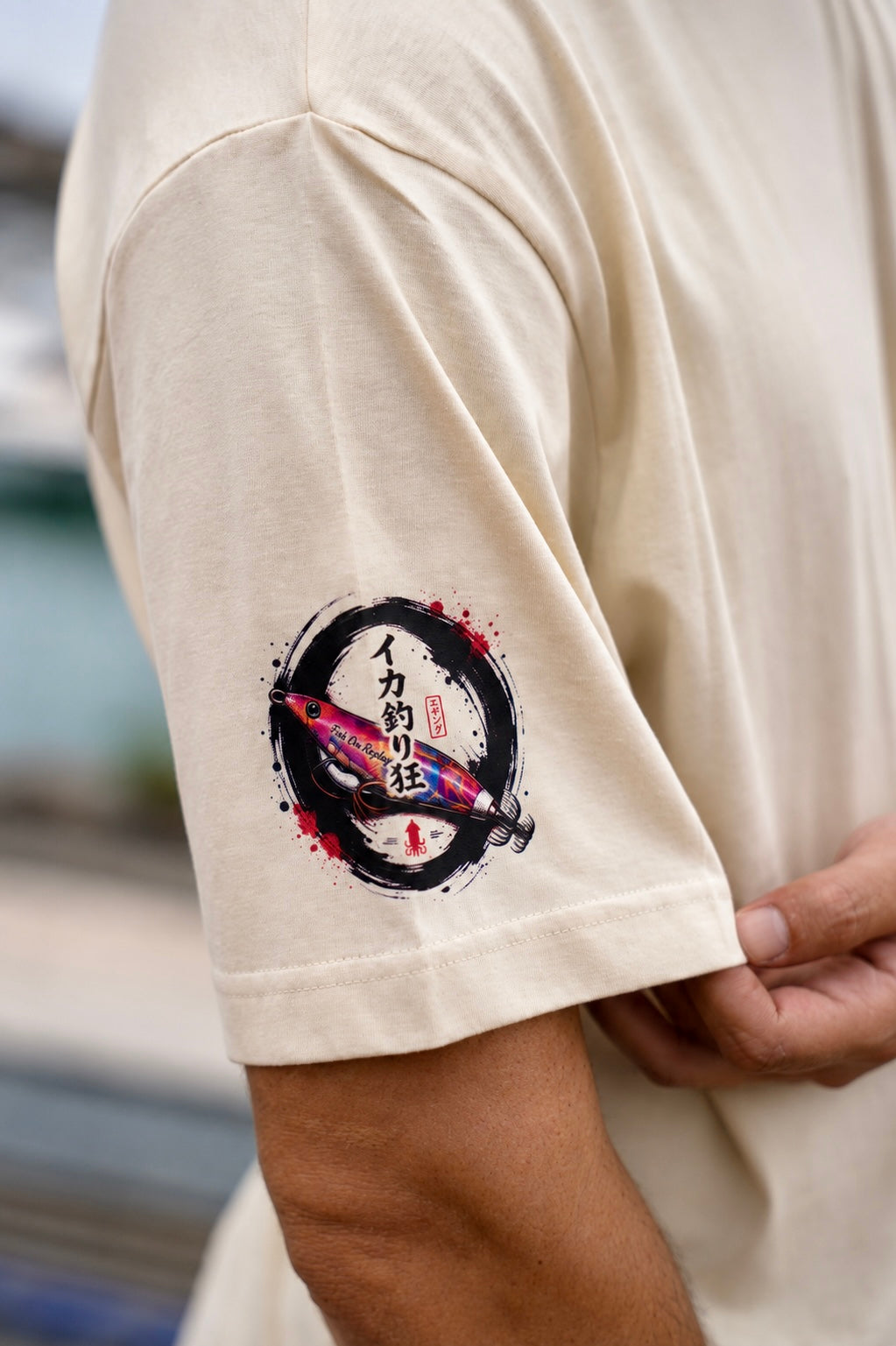 Detalle en la manga derecha de la camiseta Eging Madness Fish on Replay