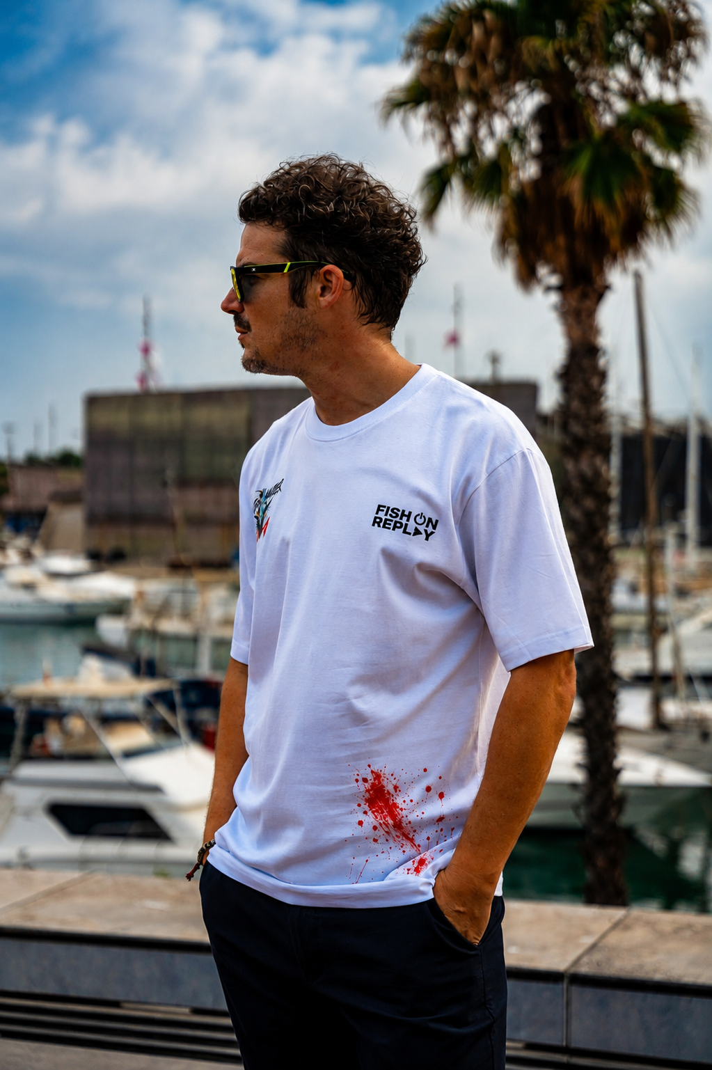 Modelo vistiendo la camiseta Topwater Strike Fish On Replay color blanco.