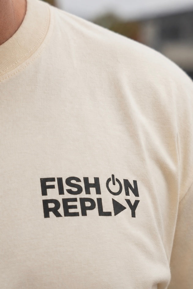 Detalle del logotipo Fish On Replay estampado en el pecho de la camiseta Hamachi.