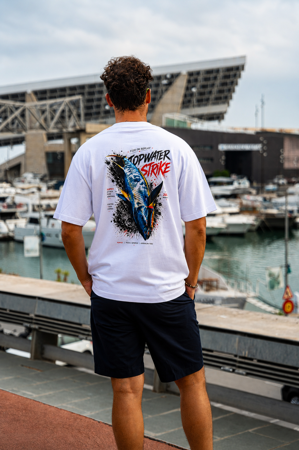 Modelo vistiendo la camiseta Topwater Strike Fish On Replay color blanco, parte trasera.