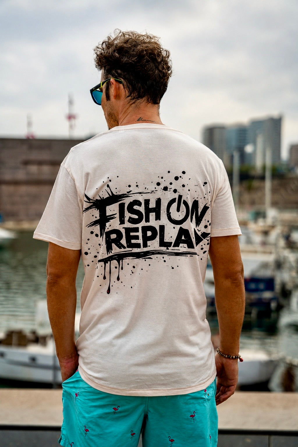 Diseño trasero de la camiseta Logo Mix con logo Fish on Replay 