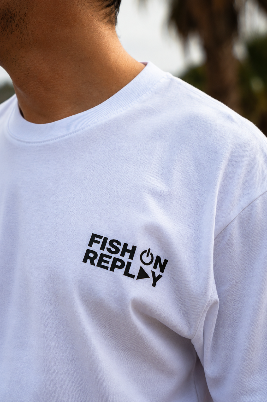 Detalle del logotipo Fish On Replay estampado en el pecho de la camiseta Top Water Tuna.