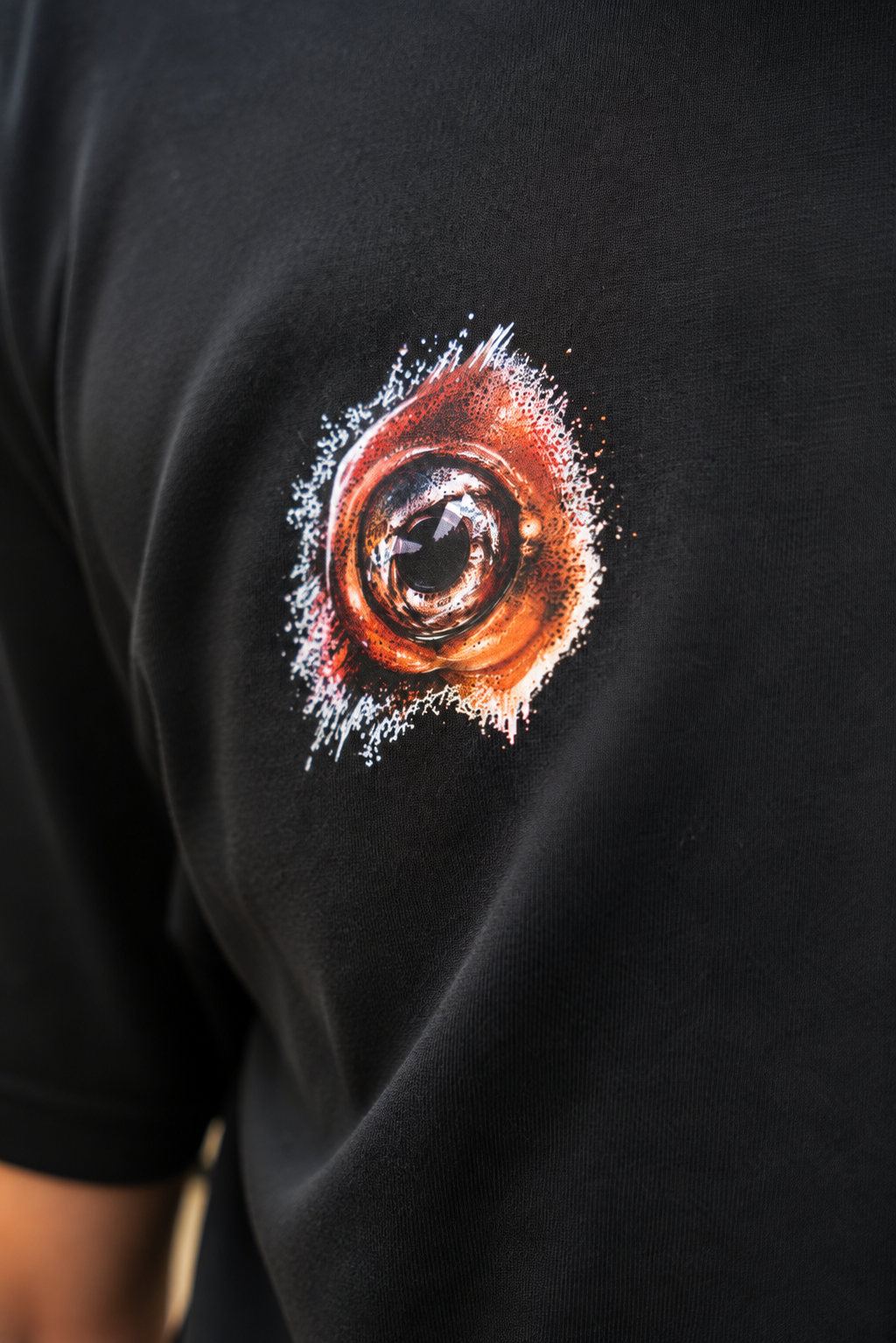 Detalle del estampado superior de la camiseta Squid Game de Fish On Replay.