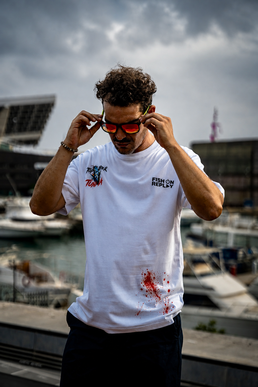 Modelo vistiendo la camiseta Topwater Strike Fish On Replay color blanco.