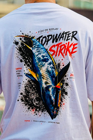 Detalle del diseño trasero de la camiseta Topwater Strike Fish on Replay