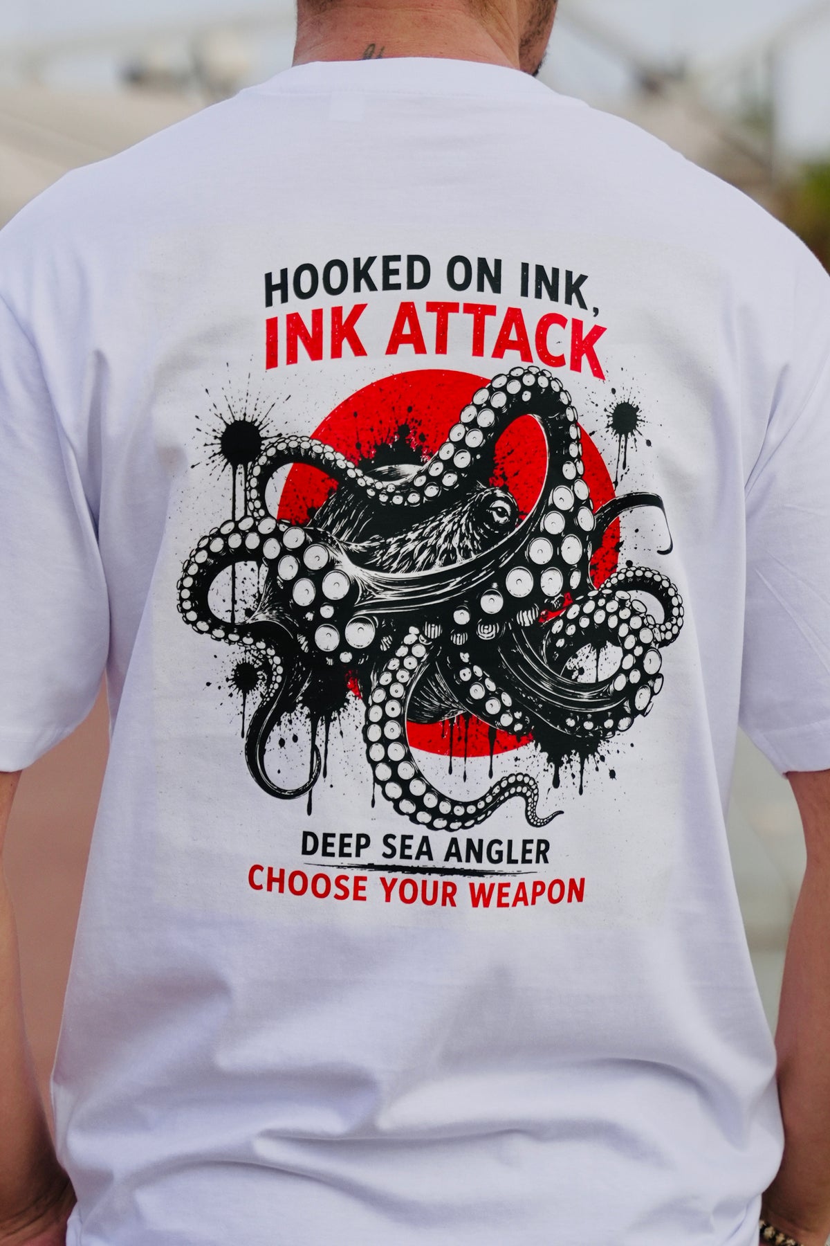 Detalle del diseño trasero de la camiseta Octopus Ink Fish on Replay