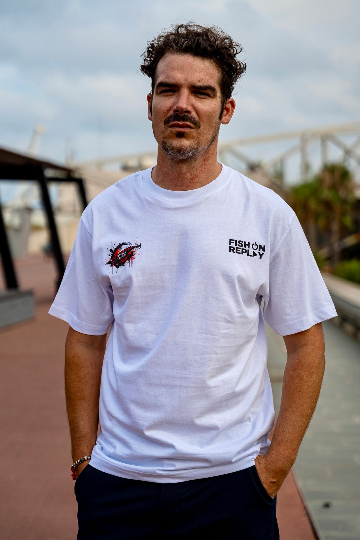 Modelo vistiendo la camiseta Octopus Ink Fish On Replay color blanco.