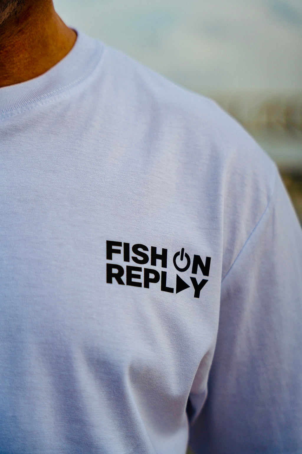 Detalle del logo Fish on Replay de la camiseta Octopus Ink