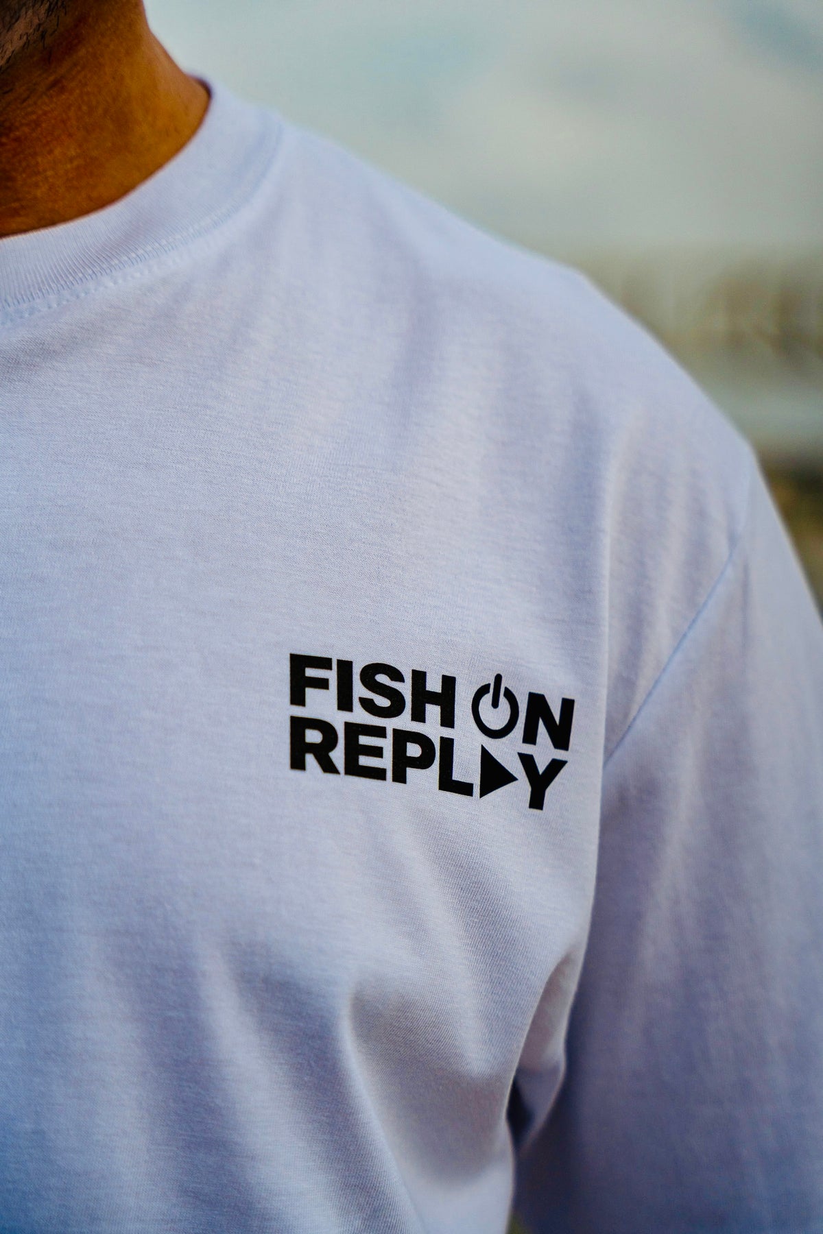Detalle del logo Fish on Replay de la camiseta Octopus Ink