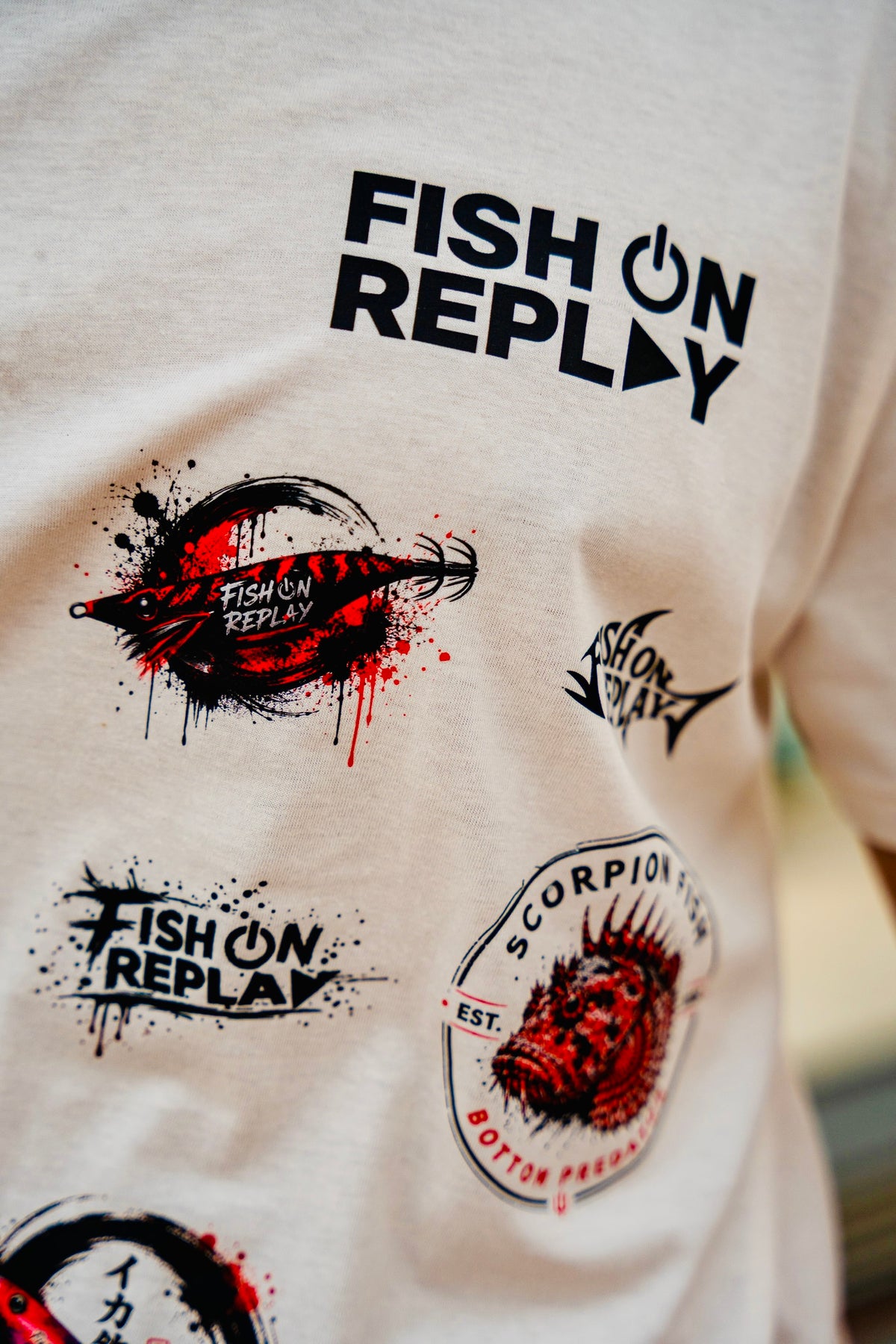 Detalle del logotipo Fish On Replay estampado en el pecho de la camiseta Logo Mix.