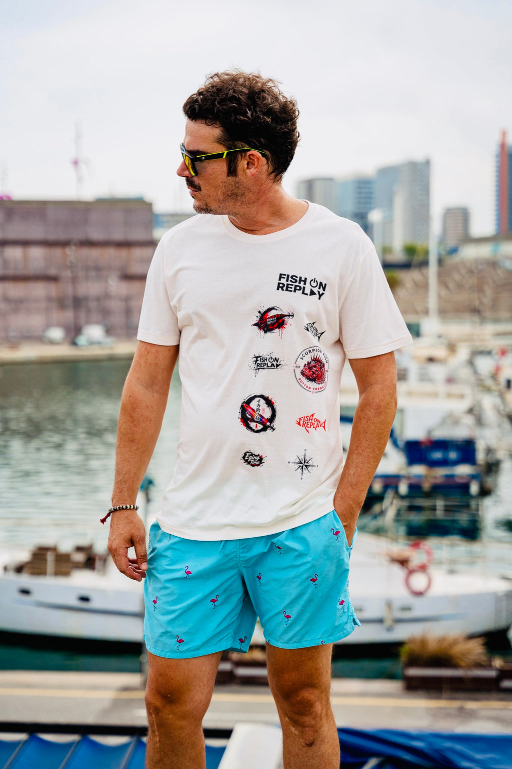 Modelo vistiendo la camiseta Logo Mix Fish On Replay color crema.