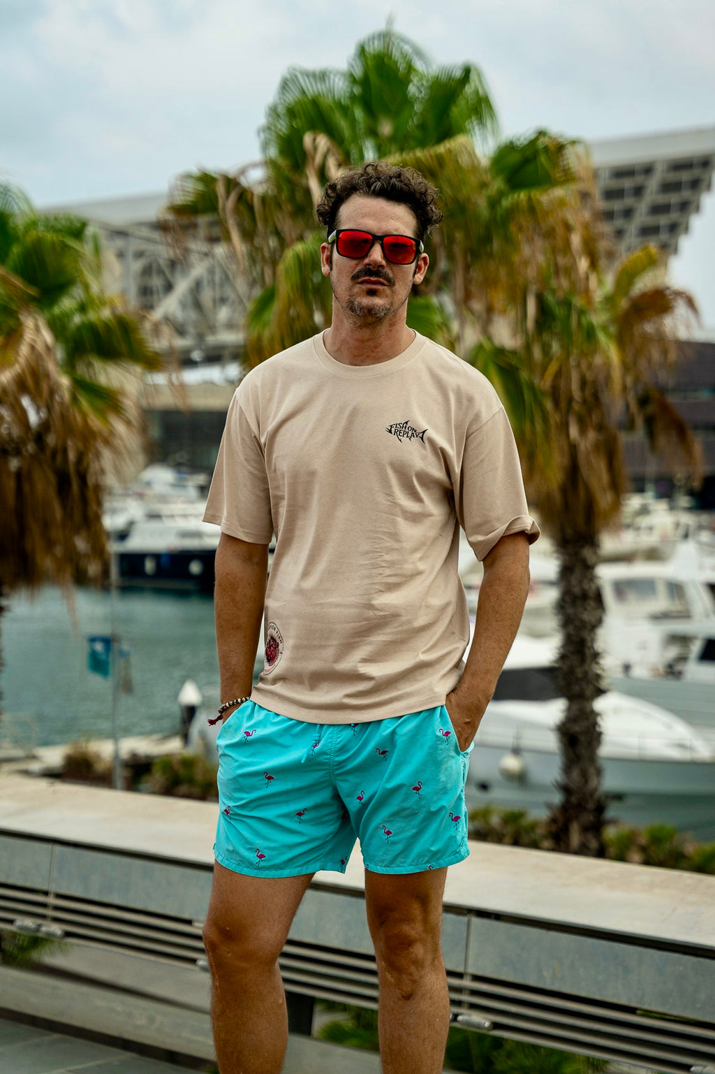 Modelo vistiendo la camiseta Scorpion Fish Fish On Replay color beige.
