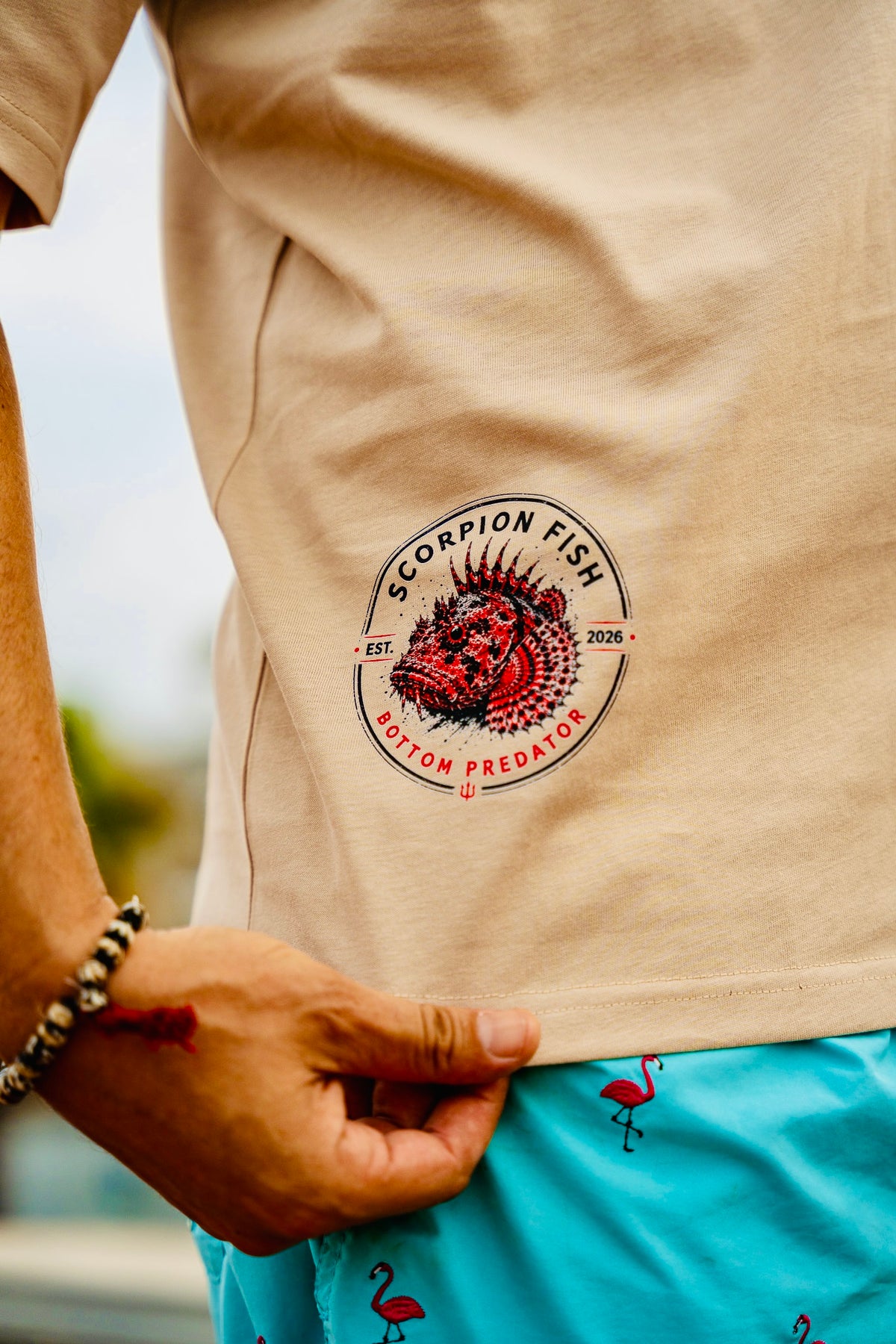 Detalle del estampado inferior de la camiseta Scorpion Fish de Fish On Replay.