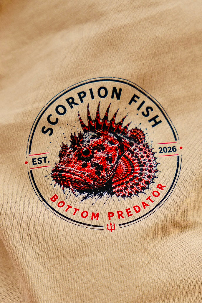 Detalle del estampado inferior de la camiseta Scorpion Fish de Fish On Replay.
