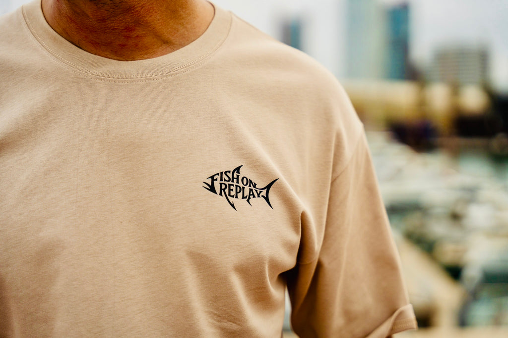 Detalle del logotipo Fish On Replay estampado en el pecho de la camiseta Scorpion Fish