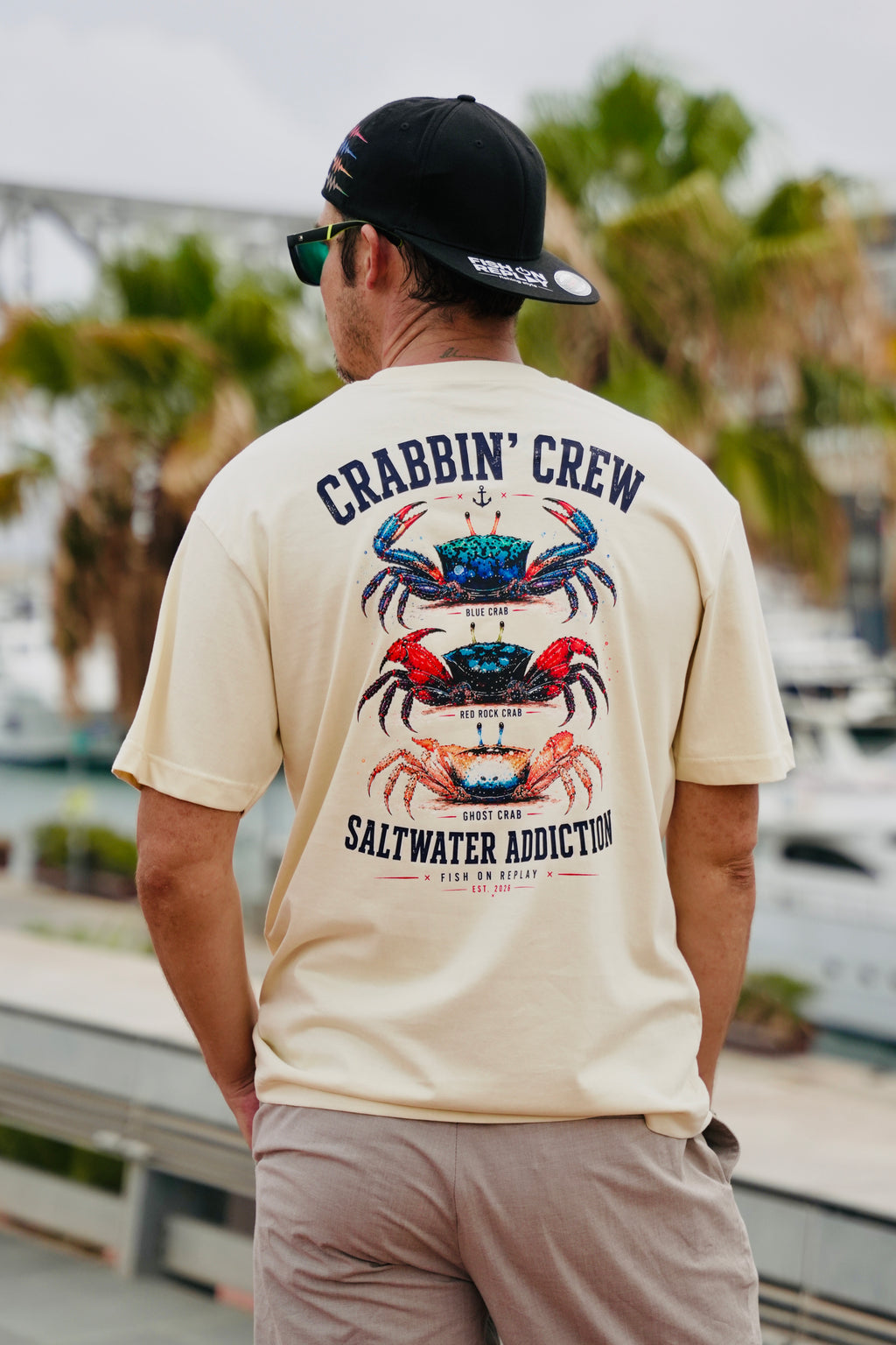 Diseño trasero de la camiseta Crabbin' Crew con ilustración de cangrejos.