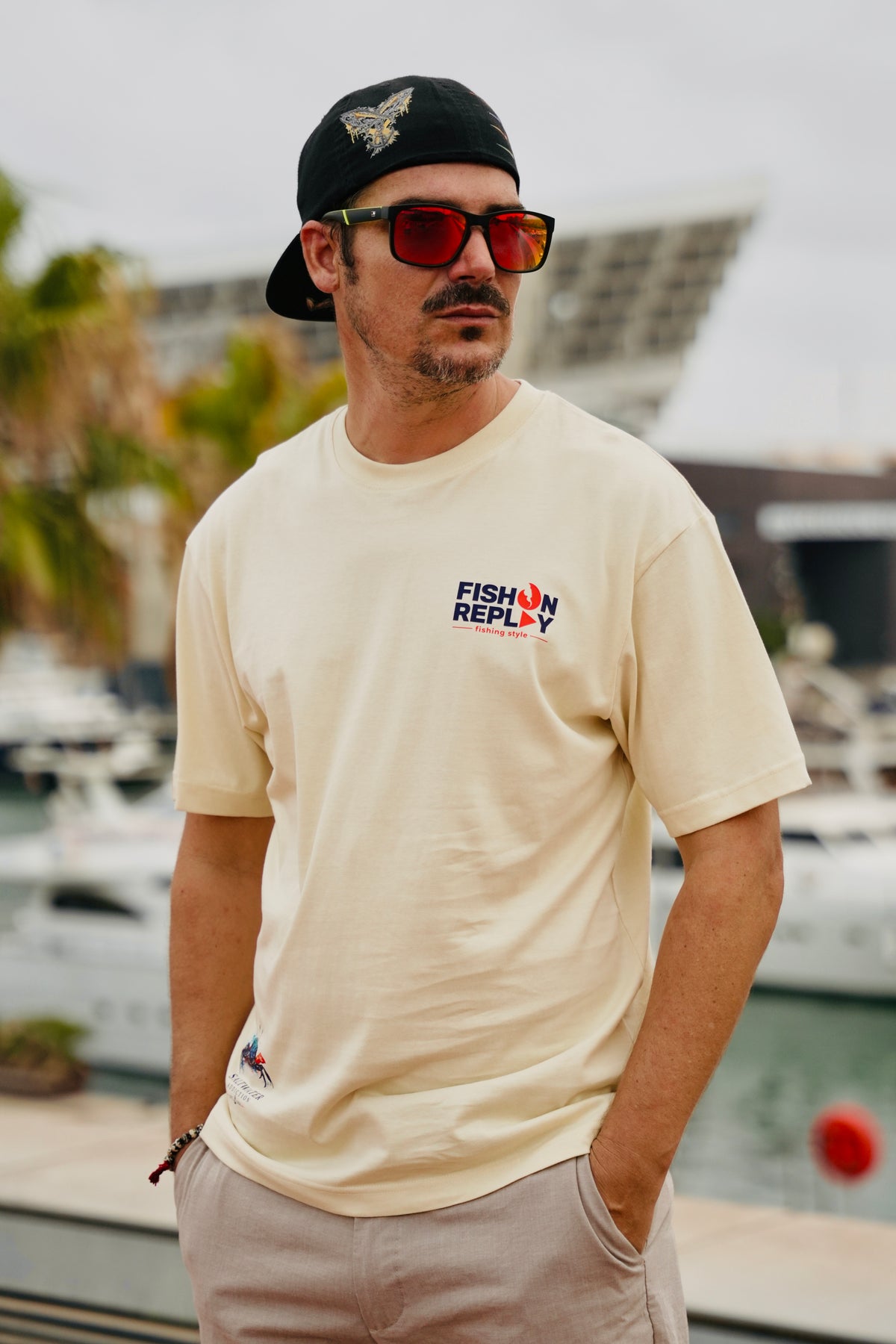 Modelo vistiendo la camiseta Crabbin' Crew Fish On Replay color melocotón.