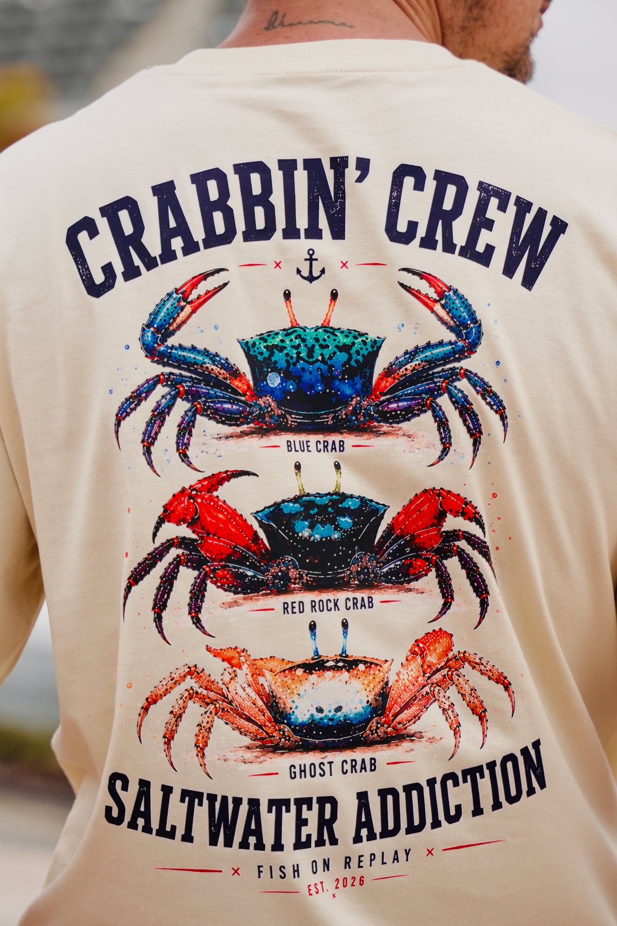 Diseño trasero de la camiseta Crabbin' Crew con ilustración de cangrejos.