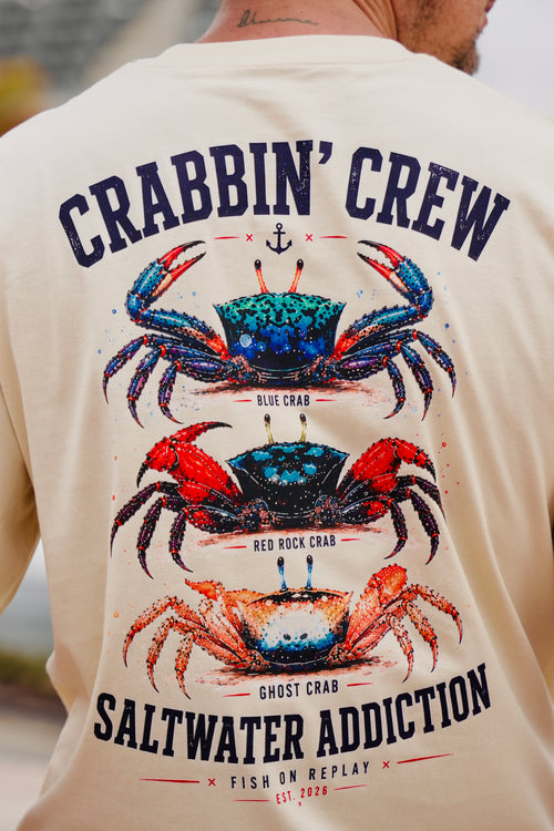 Diseño trasero de la camiseta Crabbin' Crew con ilustración de cangrejos.