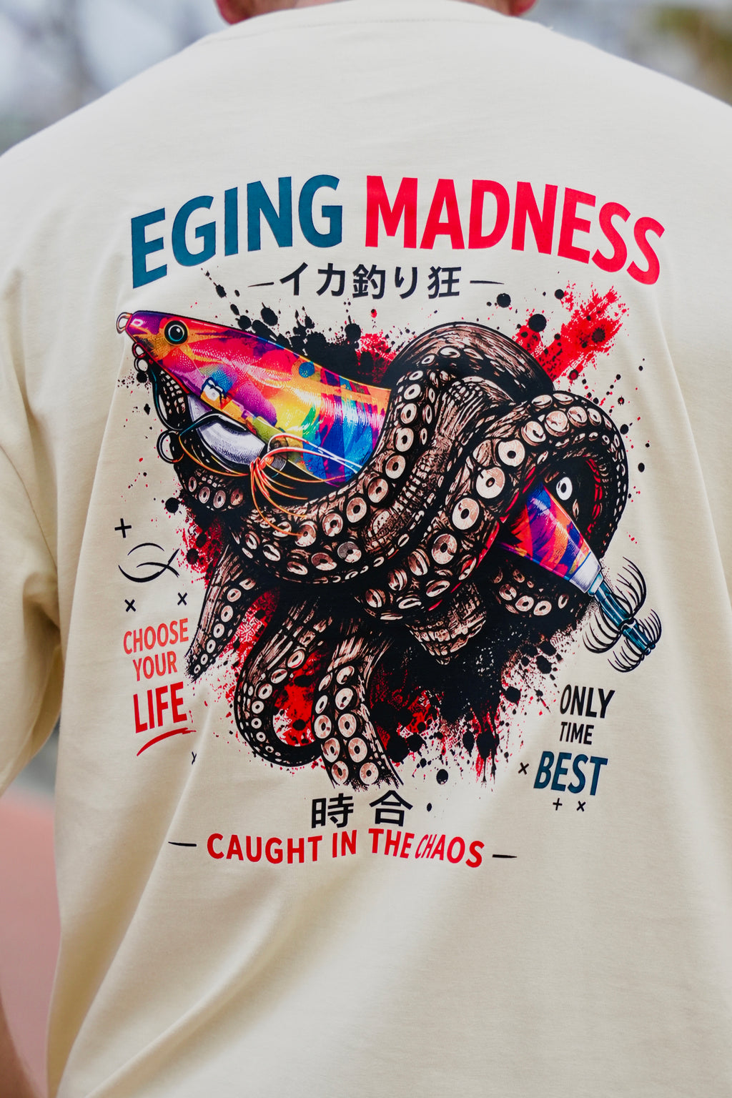 Detalle del estampado trasero de la camiseta Eging Madness Fish on Replay
