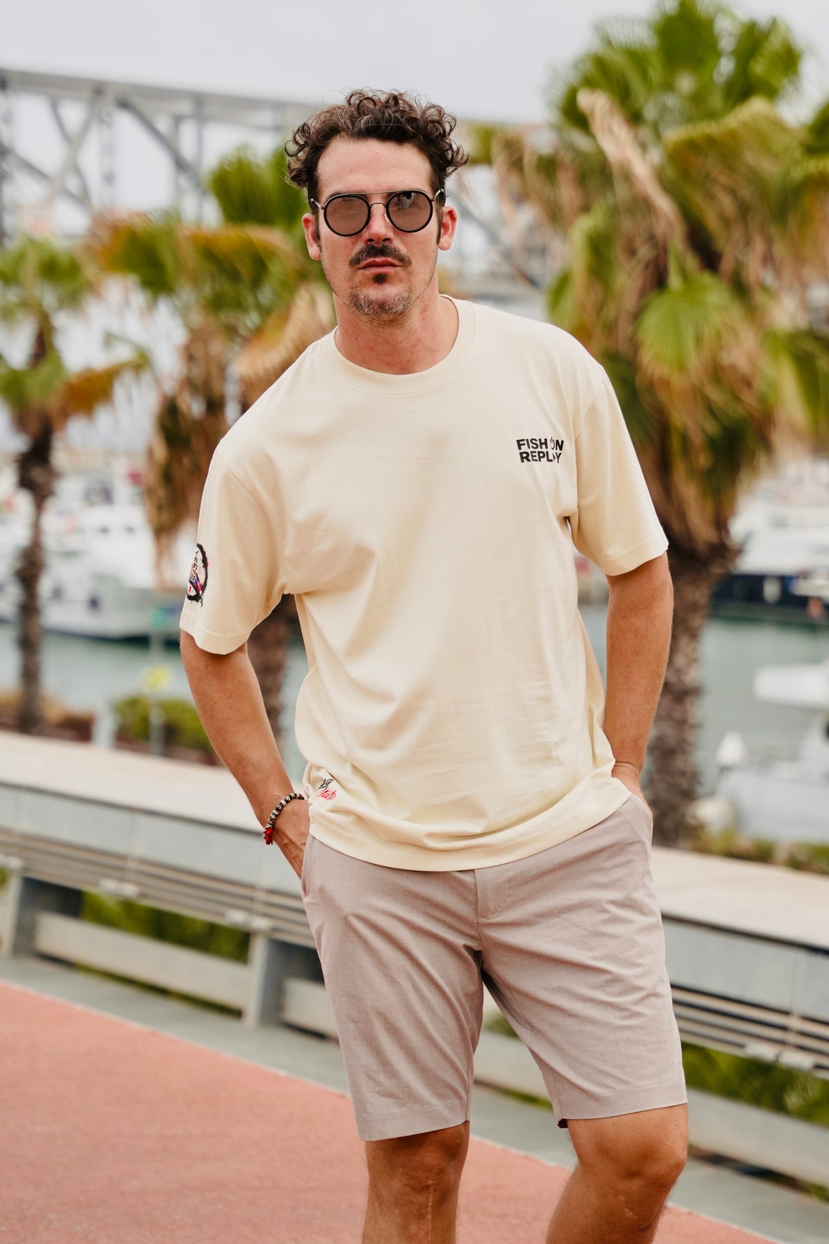 Modelo con gafas de sol posando con la camiseta Eging Madness Fish on Replay (parte delantera) 