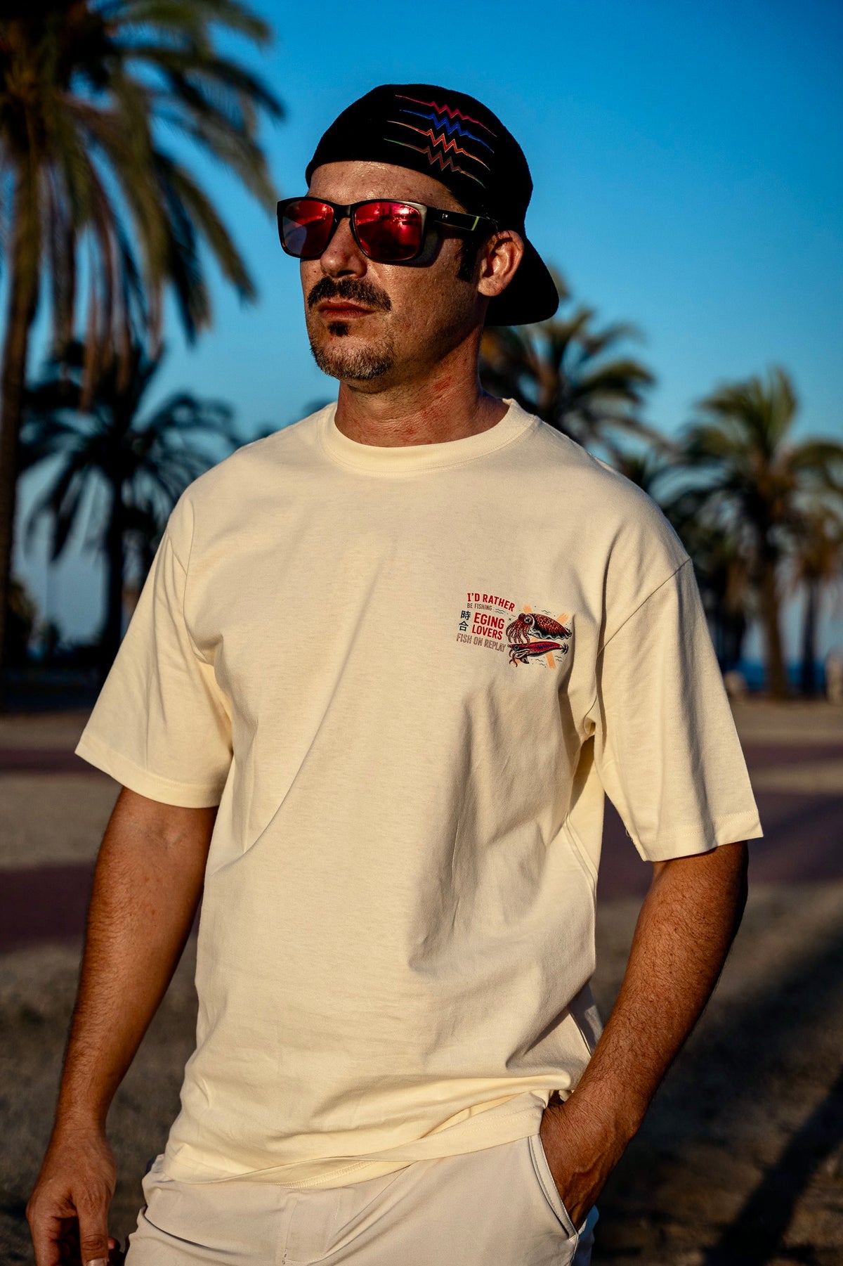 Modelo vistiendo la camiseta Eging Lovers Fish On Replay color melocotón.