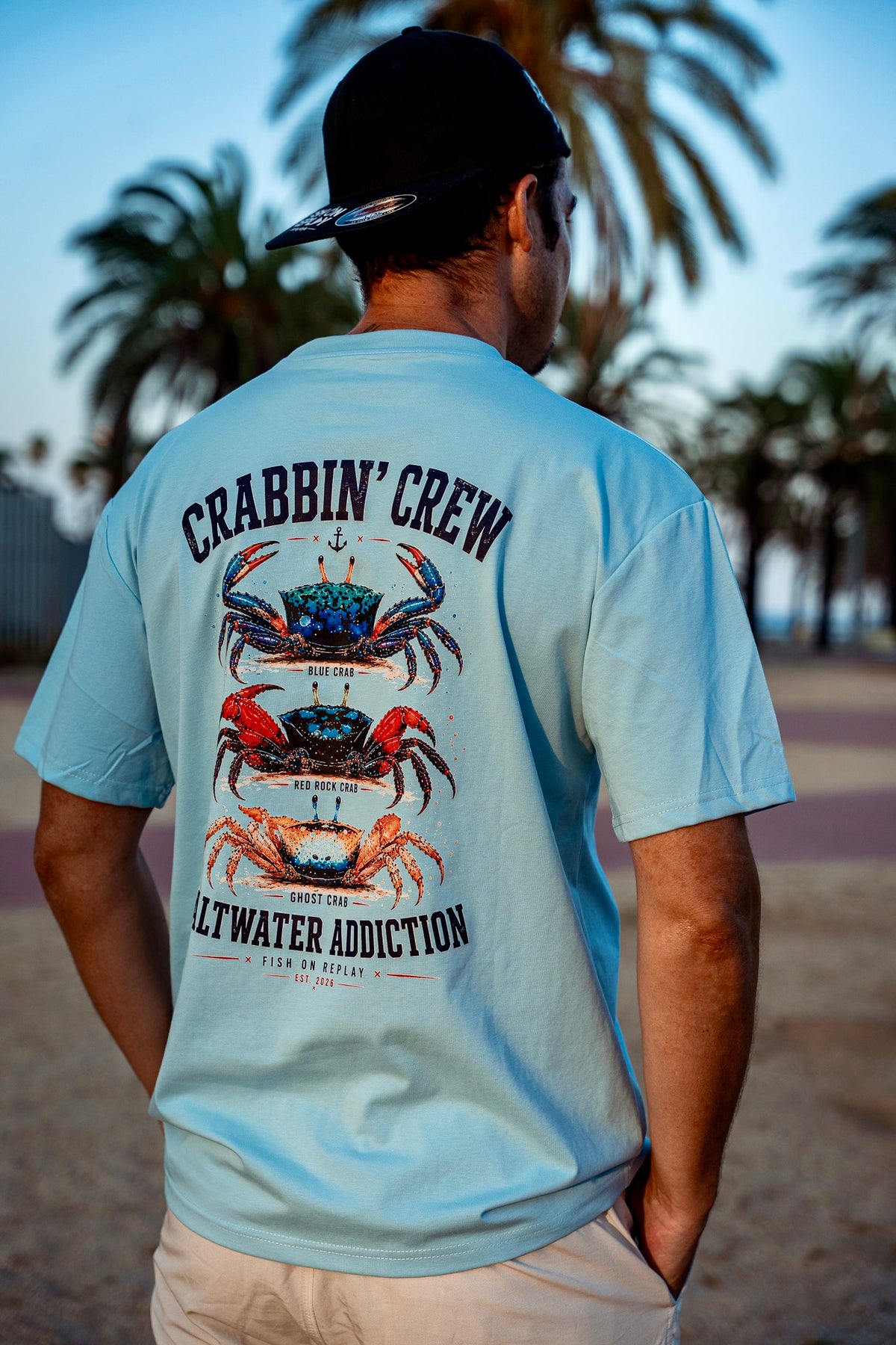 Diseño trasero de la camiseta Crabbin' Crew con ilustración de cangrejos.