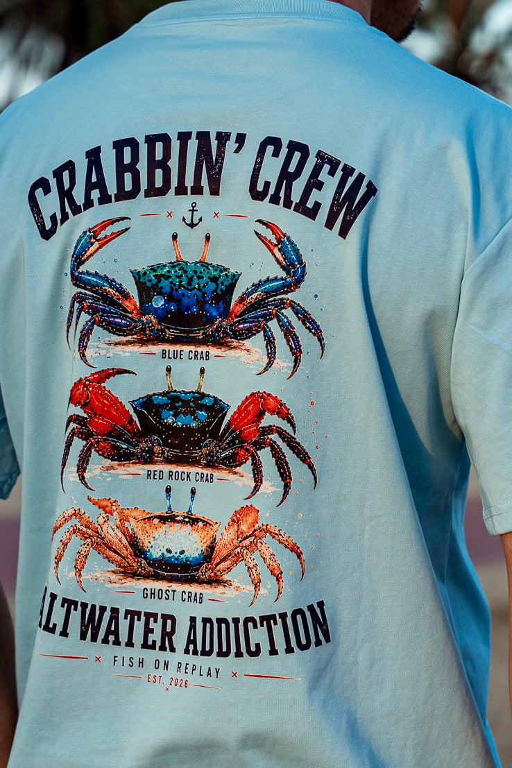 Diseño trasero de la camiseta Crabbin' Crew con ilustración de cangrejos.