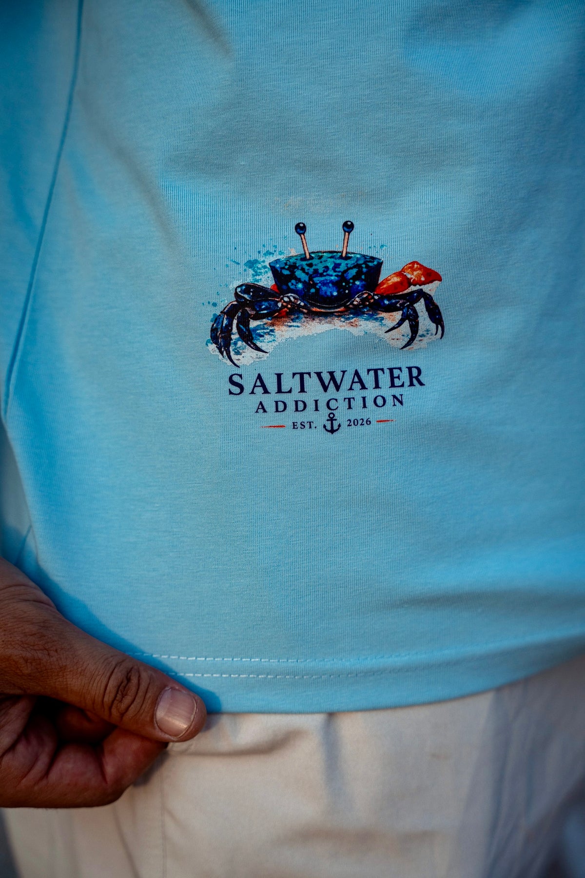 Detalle del estampado inferior de la camiseta Crabbin' Crew Fish On Replay.