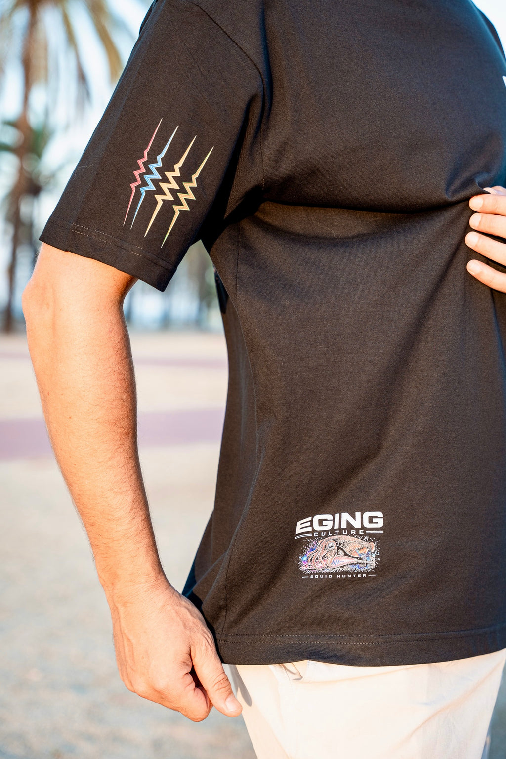 Diseño exclusivo en la manga y en la parte delantera inferior de la camiseta Eging Culture Fish On Replay.