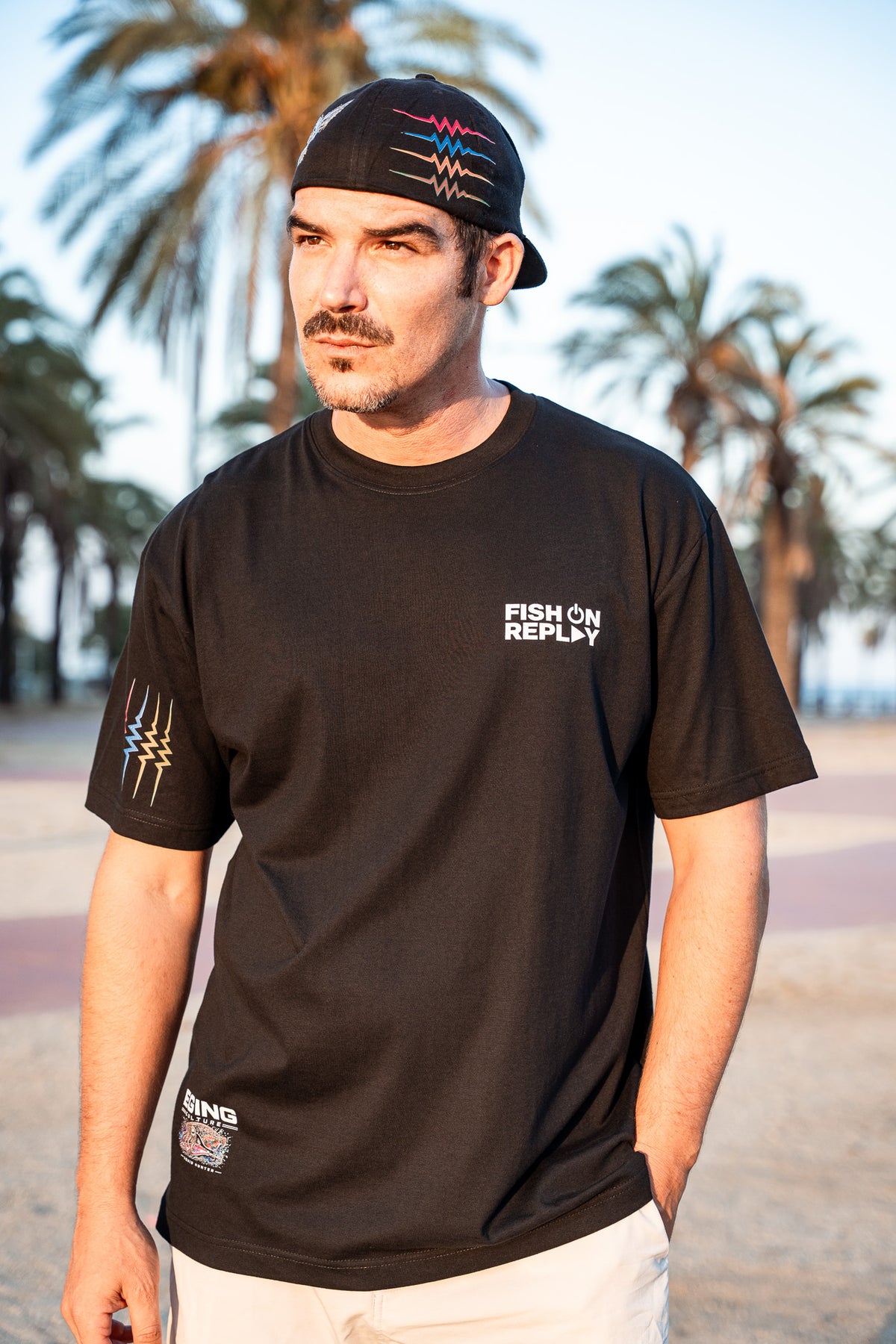 Modelo vistiendo la camiseta Eging Culture Fish On Replay color negro.