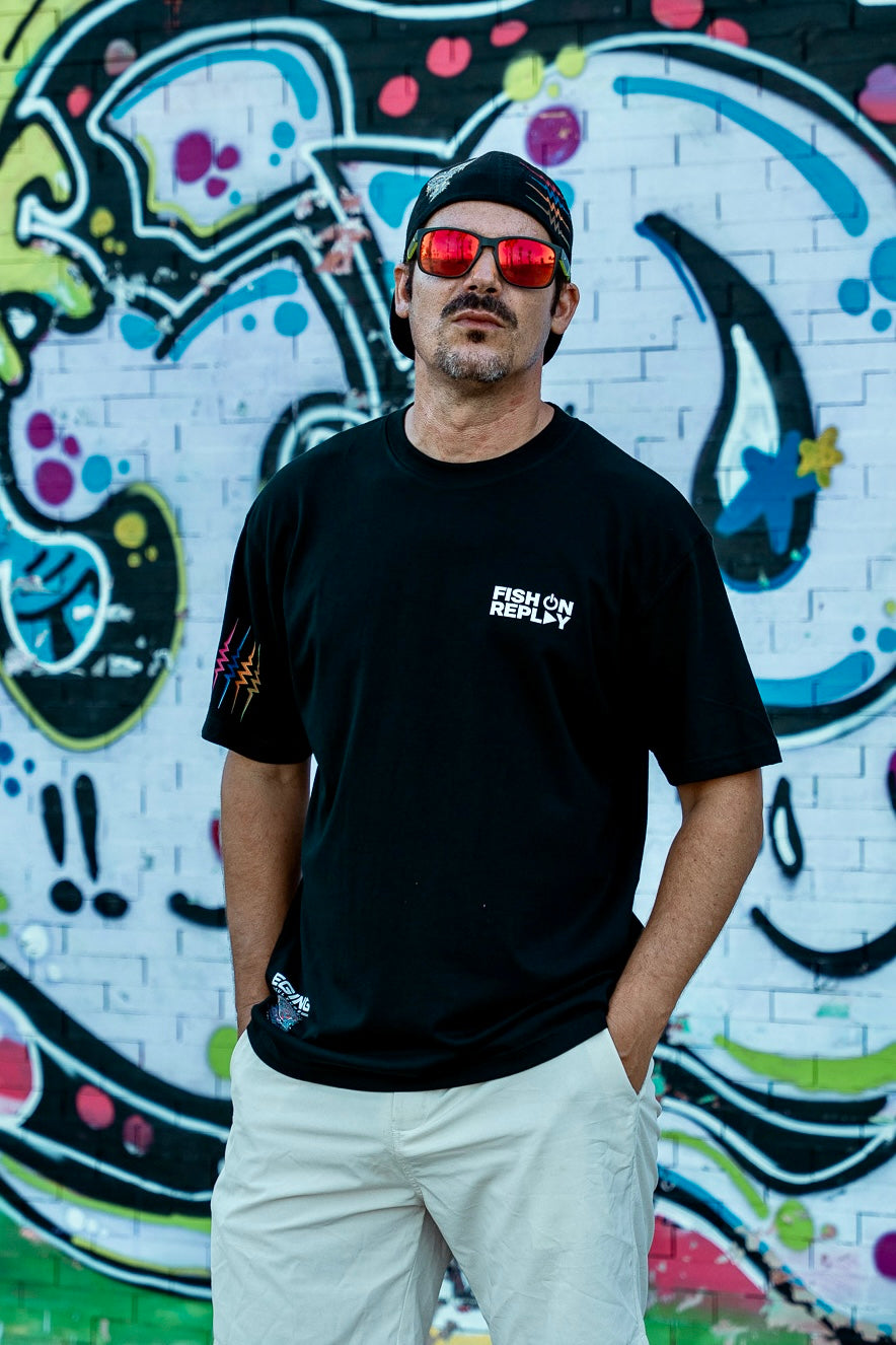 Modelo vistiendo la camiseta Eging Culture Fish On Replay color negro.