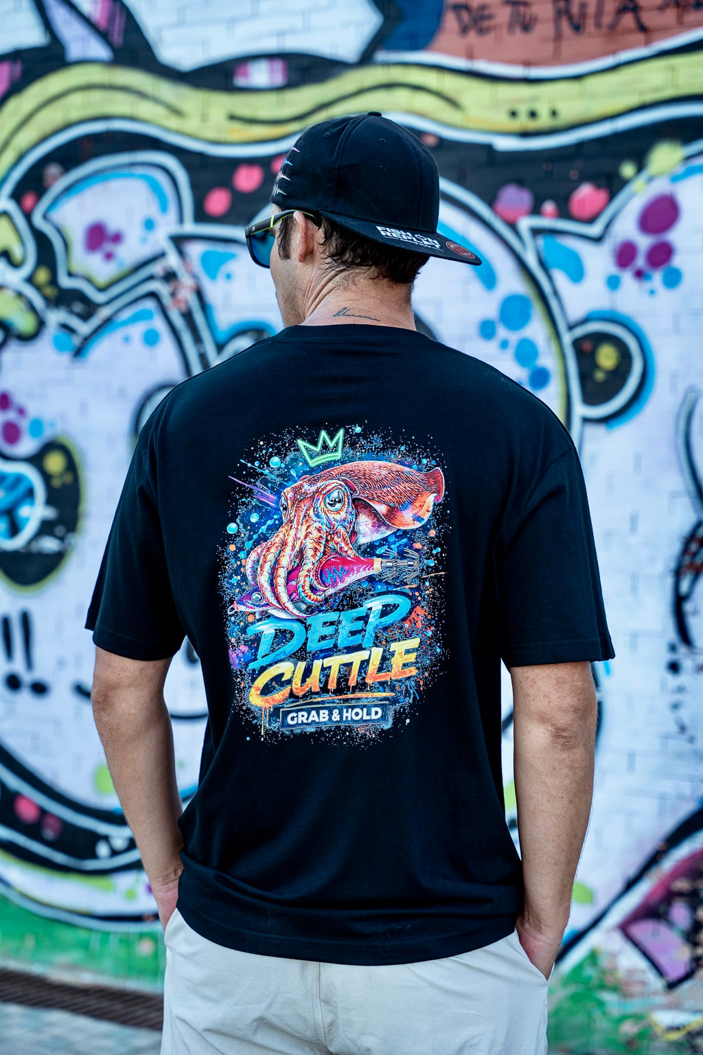 Diseño trasero de la camiseta Eging Culture con ilustración de sepia. 