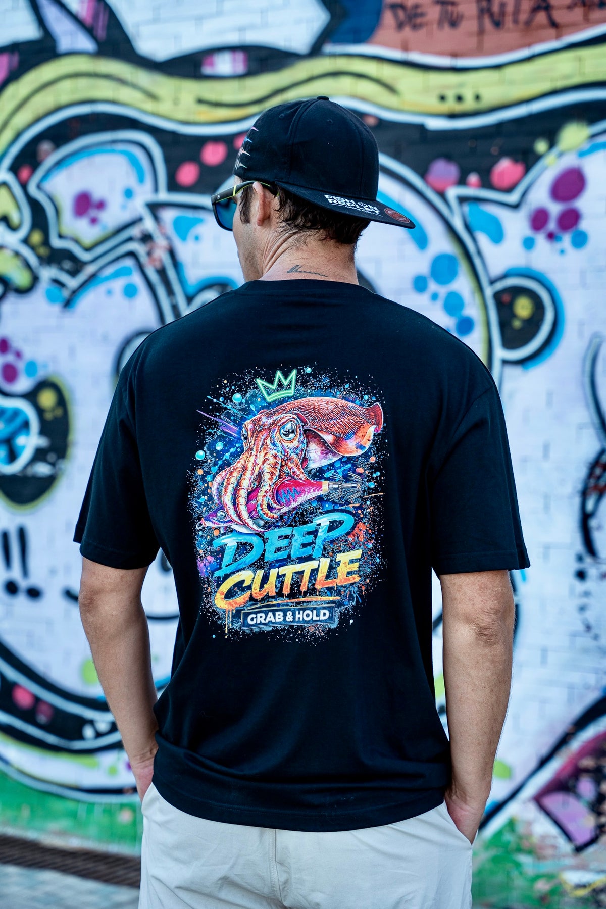 Diseño trasero de la camiseta Eging Culture con ilustración de sepia. 