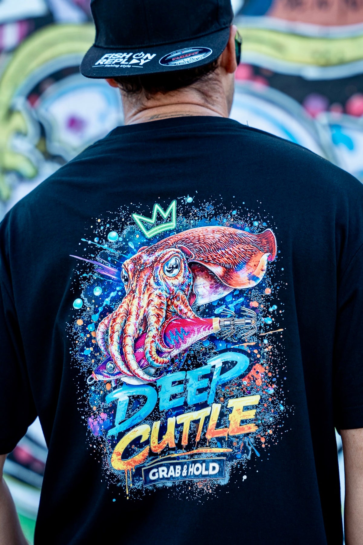 Diseño trasero de la camiseta Eging Culture con ilustración de sepia. 