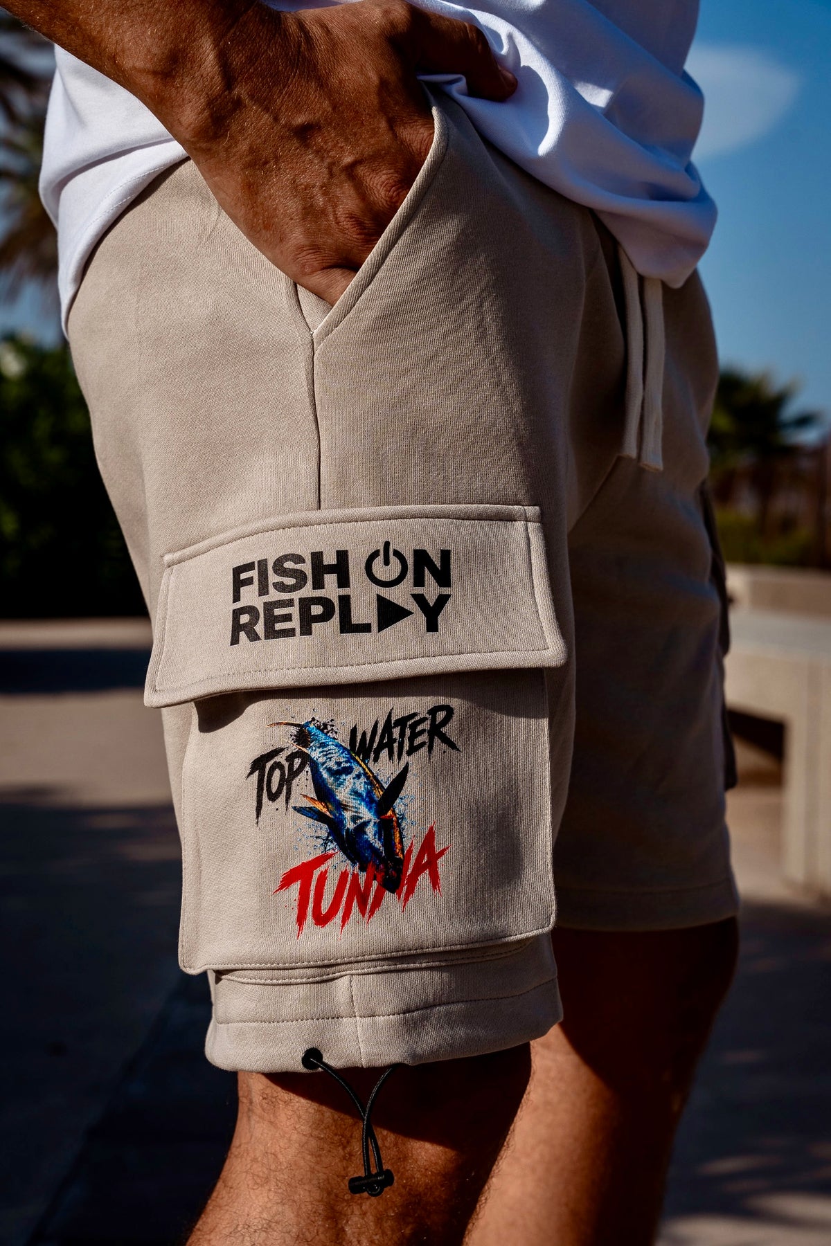 detalle del estampado en el bolsillo del pantalón corto cargo topwater strike de fish on replay