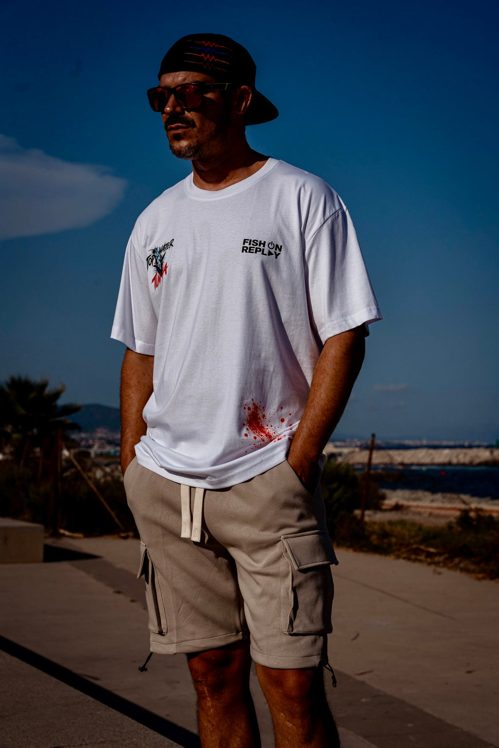 modelo vistiendo el conjunto topwater strike de fish on replay 