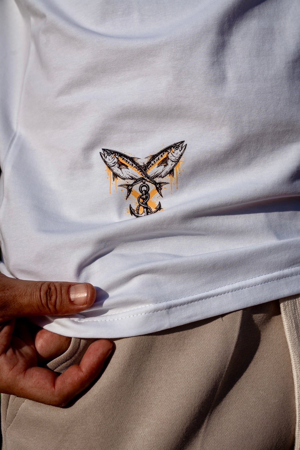 detalle del estampado delantero inferior de la camiseta hunters de fish on replay 