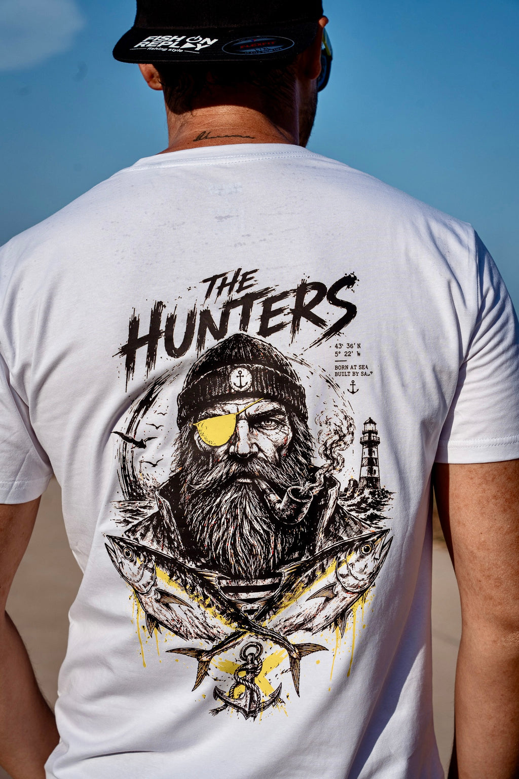 modelo de espalda vistiendo la camiseta hunters de fish on replay en color blanco 