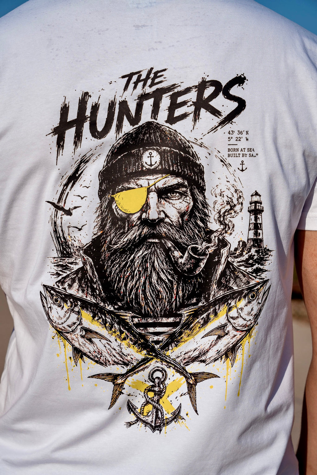 detalle del estampado trasero de la camiseta hunters de fish on replay 